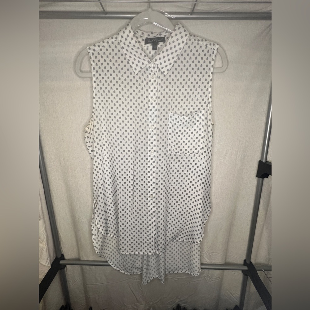 Velvet Heart Arrows - M Sleeveless Button Up Collared Shirt w/ arrow pattern